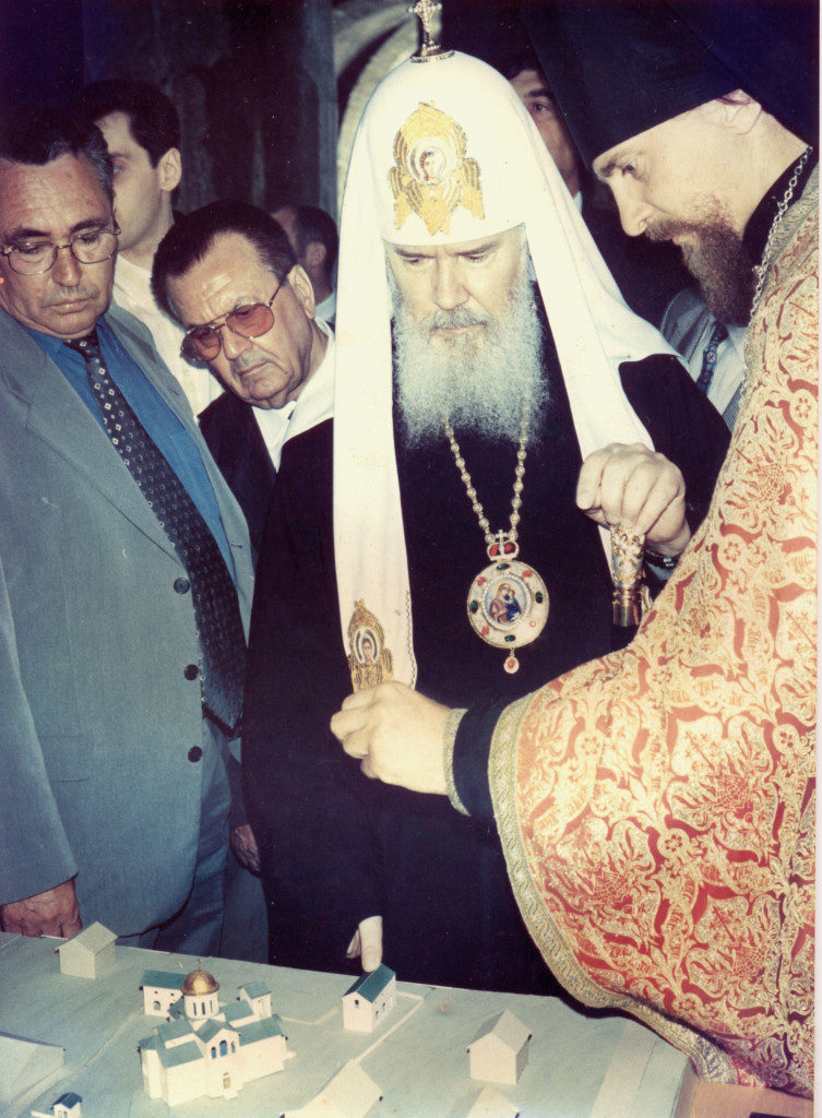 Патриарх знакомится с макетом храма
